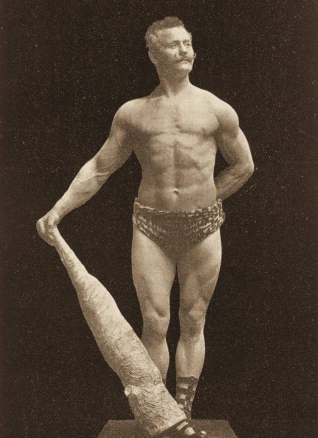 Eugen Sandow posando con una maza